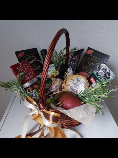 Корзина с манго и лаймами