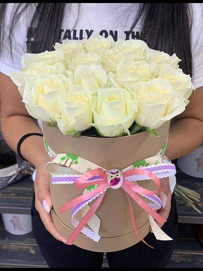 Шляпная коробка из 15 белых роз