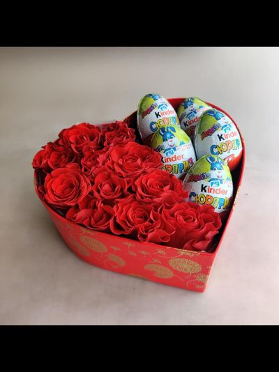 Сердце из роз с киндерами мини