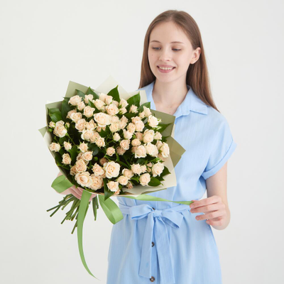 Букет из 11 кремовых кустовых роз