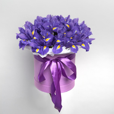 Шляпная коробка с ирисами