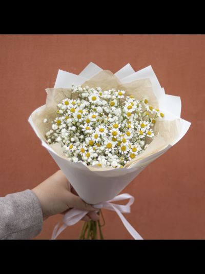 Букет из гипсофилы и ромашек