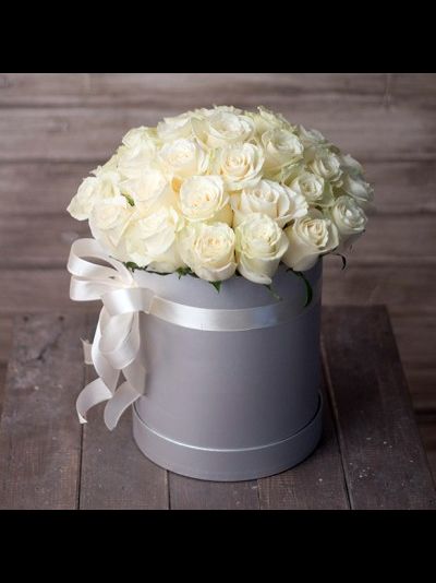 39 белых роз в шляпной коробке