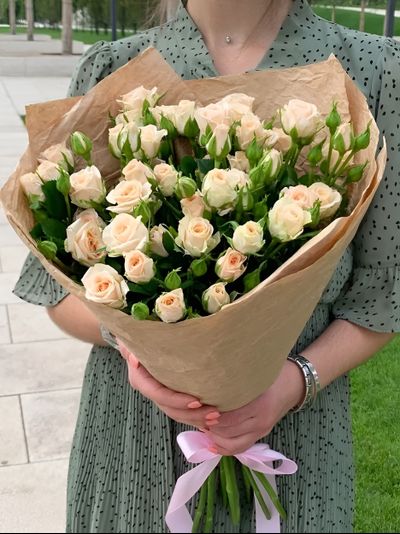 9 кремовых кустовых роз