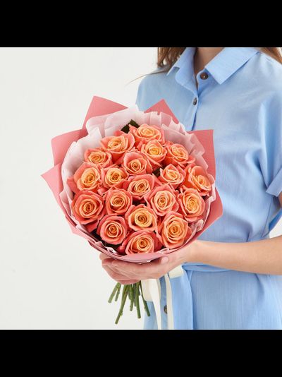 19 персиковых роз