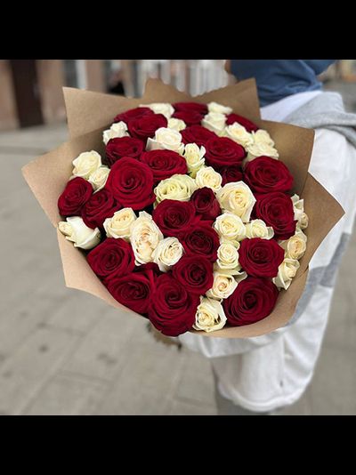 51 роза микс: красные и белые
