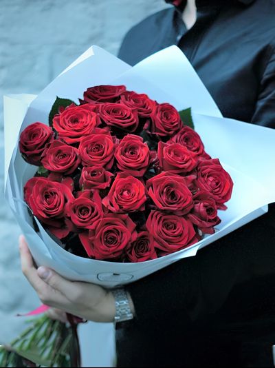 21 красная роза в белом