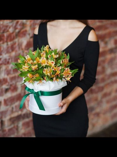 СТИЛЬНАЯ КОРОБОЧКА С АЛЬСТРОМЕРИЕЙ