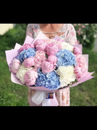 Гортензии и пионы в стильной упаковке