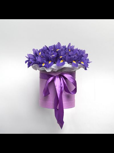 Шляпная коробка с ирисами