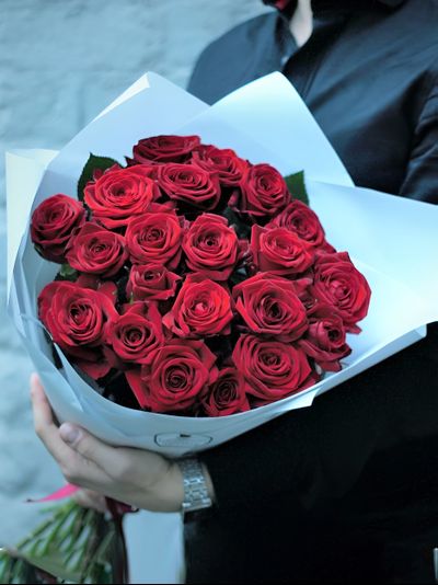 21 красная роза в белом