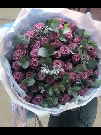 51 РОЗА С ЭВКАЛИПТОМ