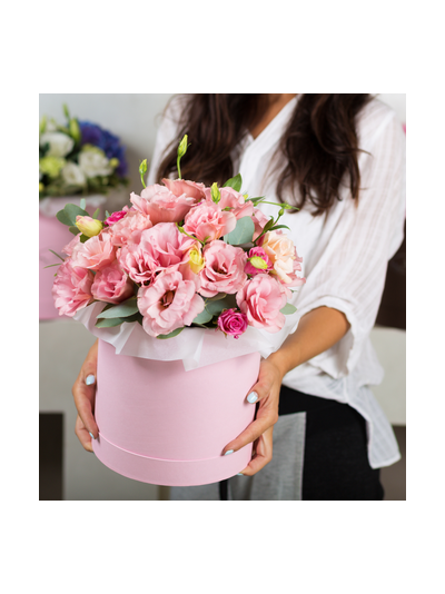 Шляпная коробка с эустомой "Pink lady"