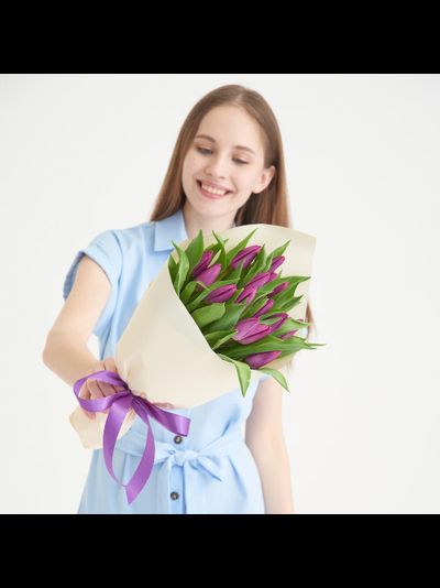 15 сиреневых тюльпанов