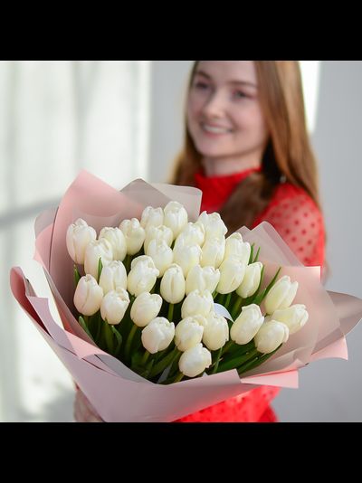 Букет из 31 белого тюльпана