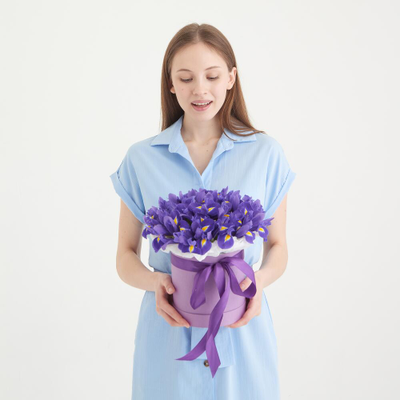 Шляпная коробка с ирисами