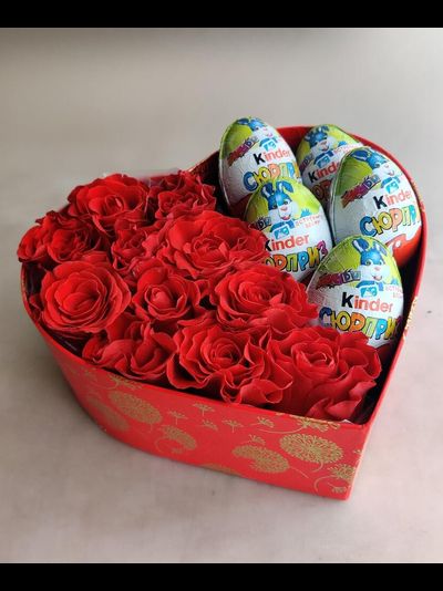 Сердце из роз с киндерами мини