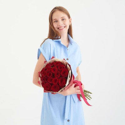 19 КРАСНЫХ РОЗ “RED NAOMI”