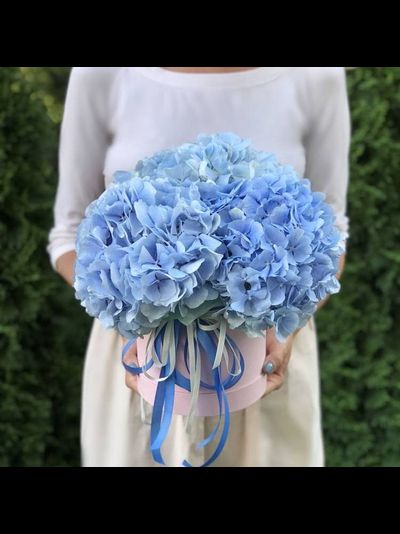 Шляпная коробка с голубой гортензией