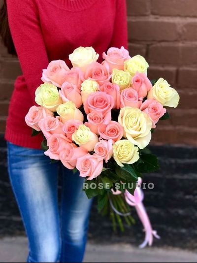 Розовый микс из 29 голландских роз