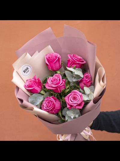 7 роз с эвкалиптом