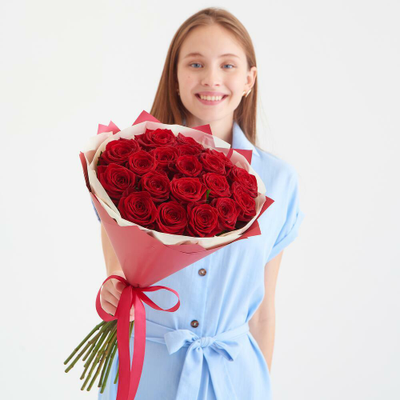 19 КРАСНЫХ РОЗ “RED NAOMI”