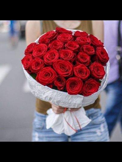 БУКЕТ ИЗ 25 РОЗ В БЕЛОМ КРАФТЕ